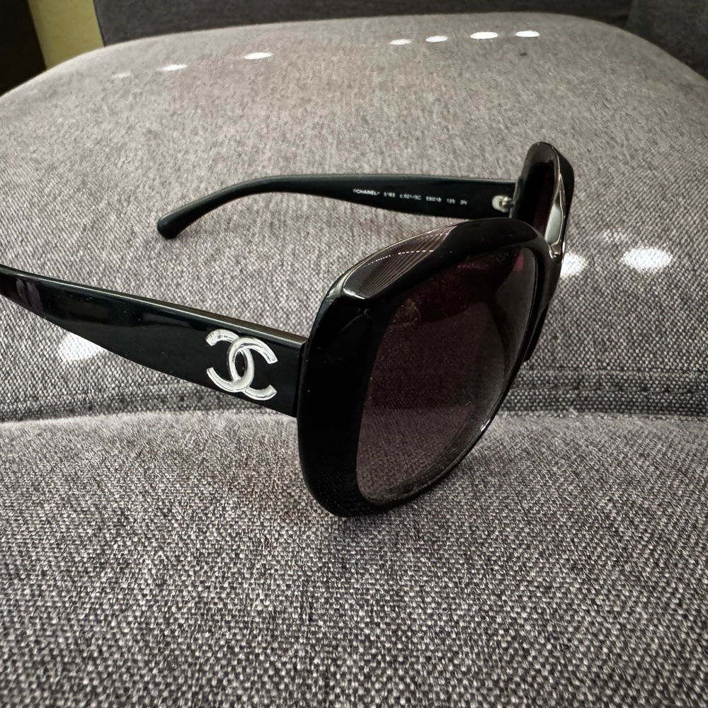 💋SOLD💋 CHANEL Black Oversized Sunglasses with Gold Accents - Picture 3 of 9